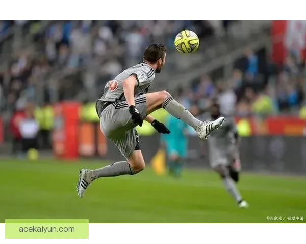 德里赫特比赛稳定性持续提升，防守表现稳健